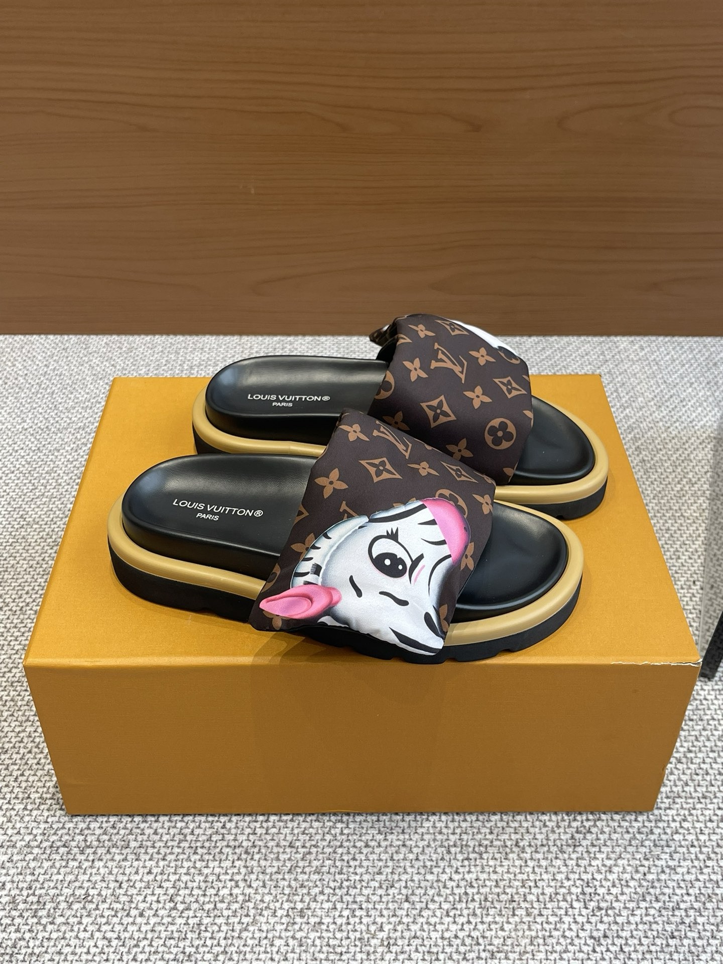 LV slipper 2024081401