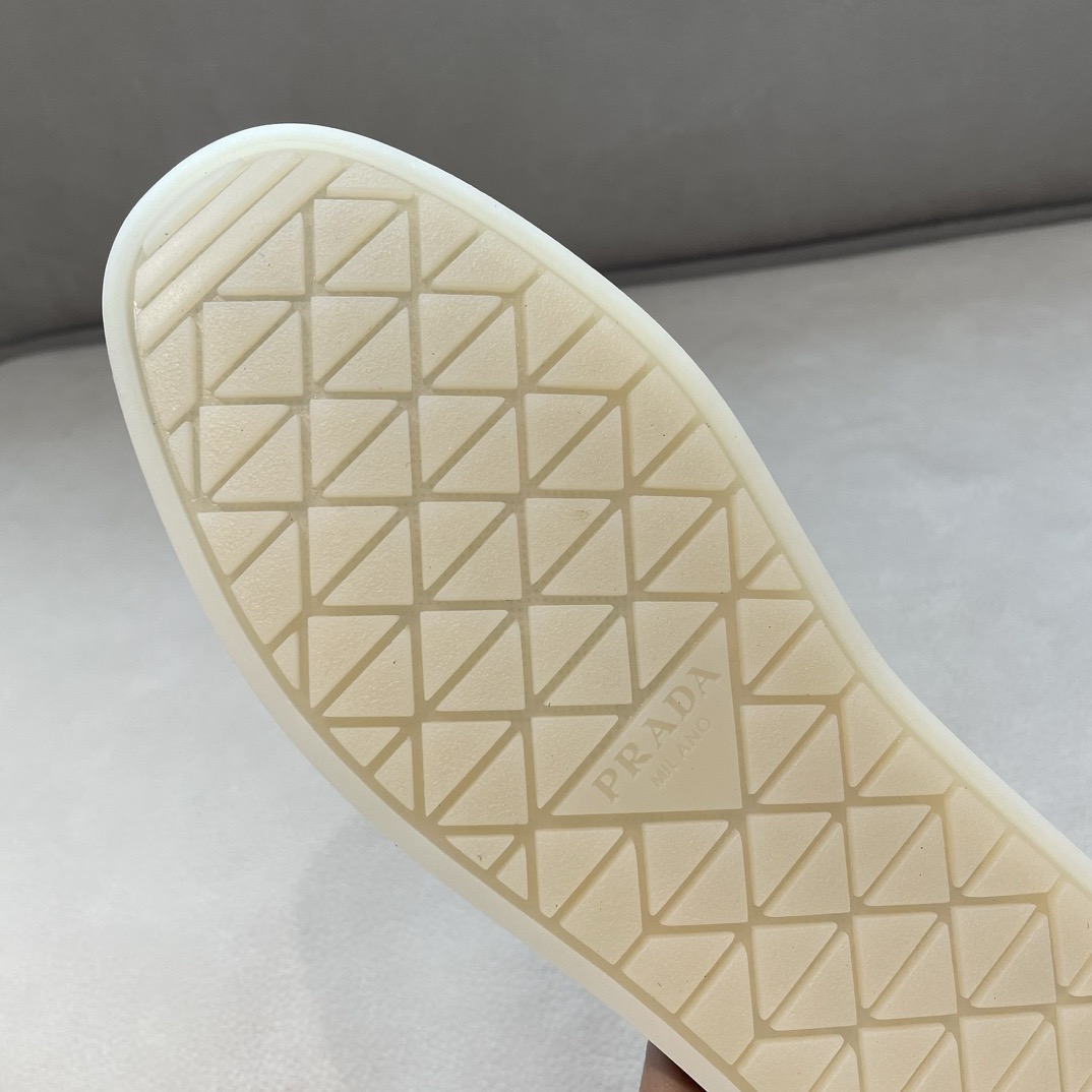 Pra*a shoes 2024081502