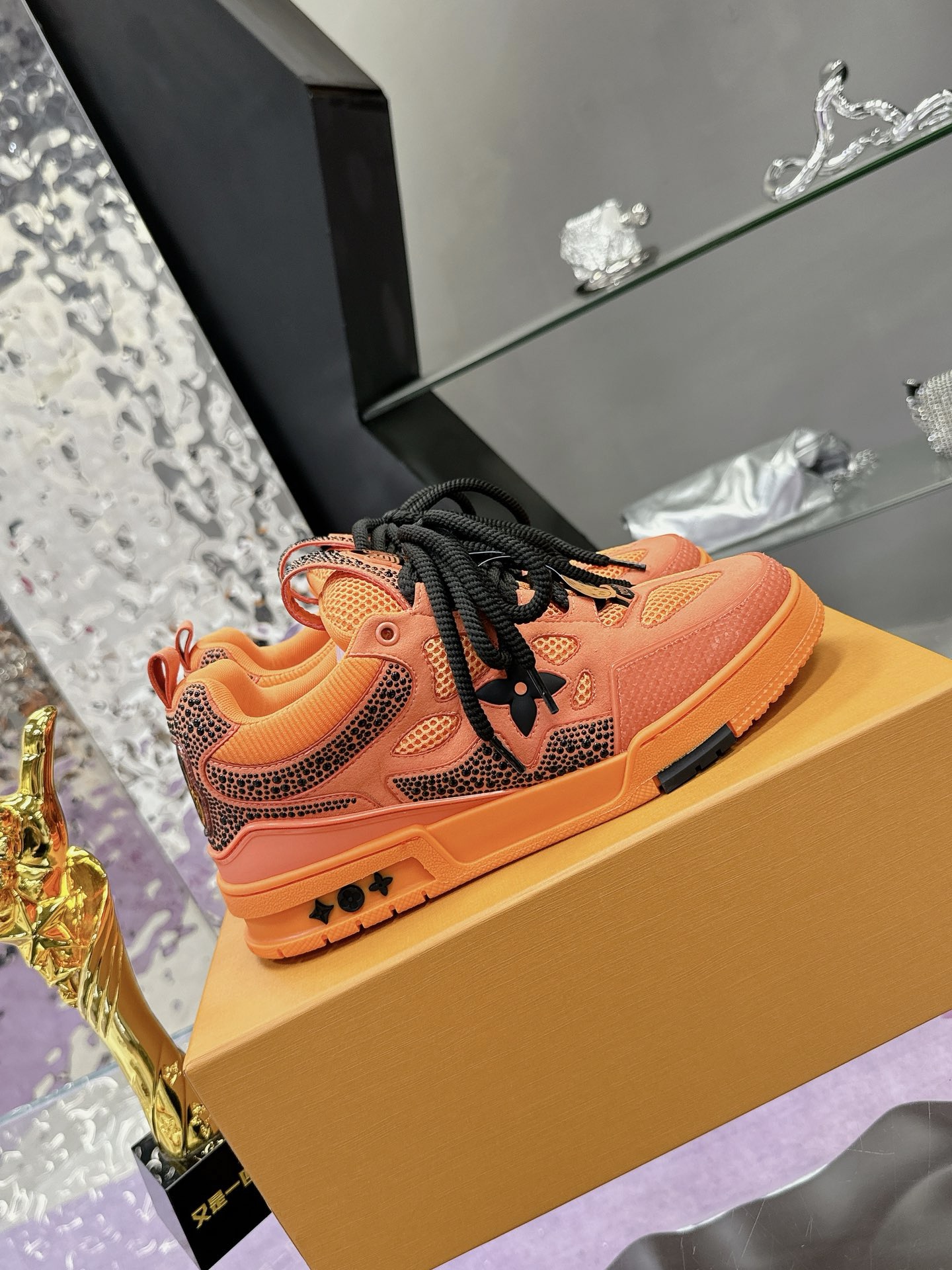 LV sneaker 2024082001
