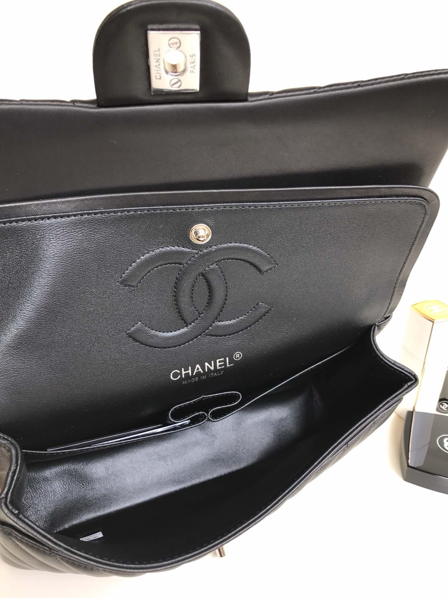 Ch*el classic flap black sliver lambskin 25cm 2024082002