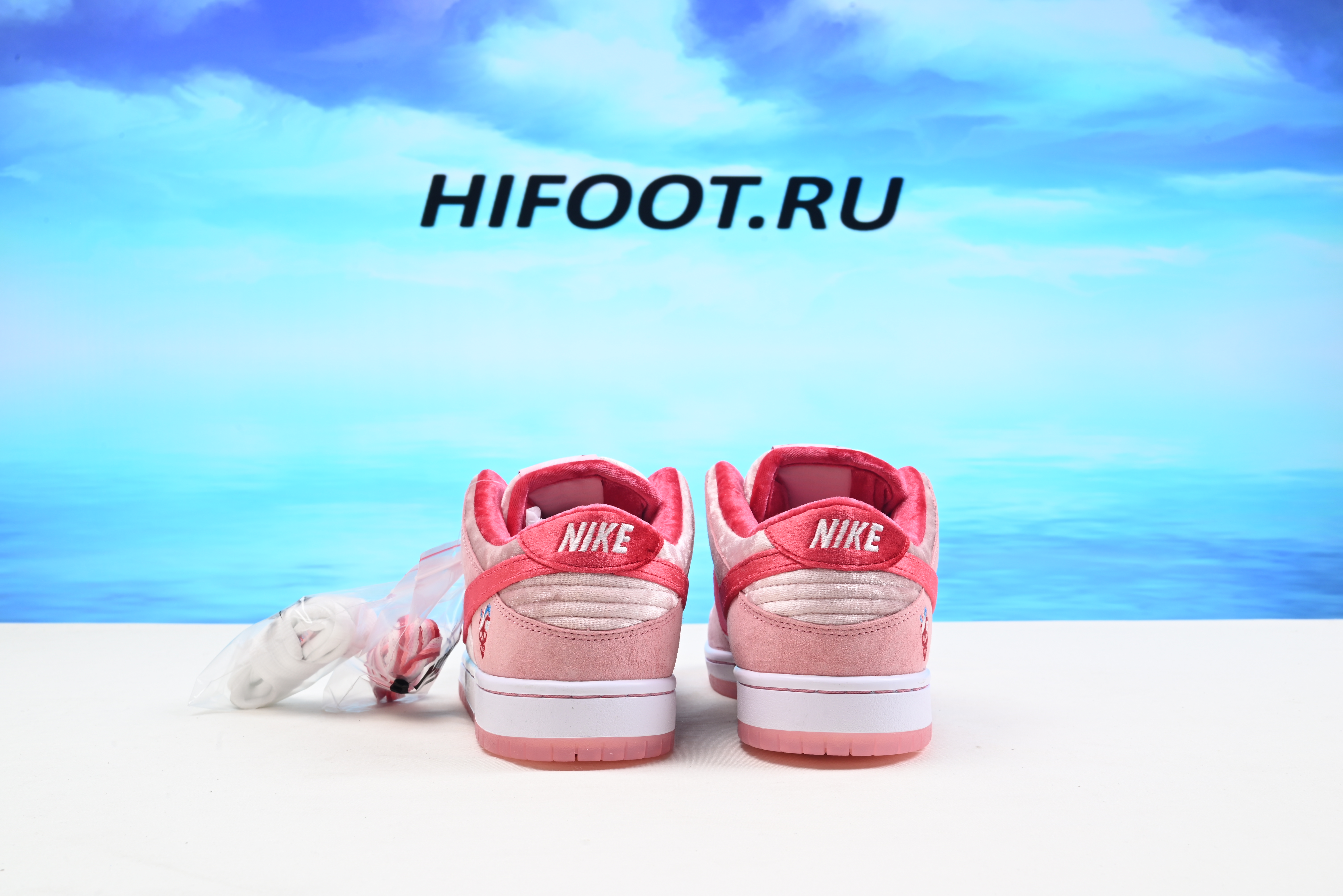 Nike SB Dunk Low StrangeLove Skateboards CT2552-800