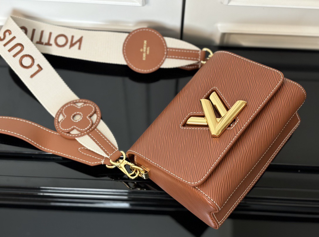 LV twist traveler M24758 19CM