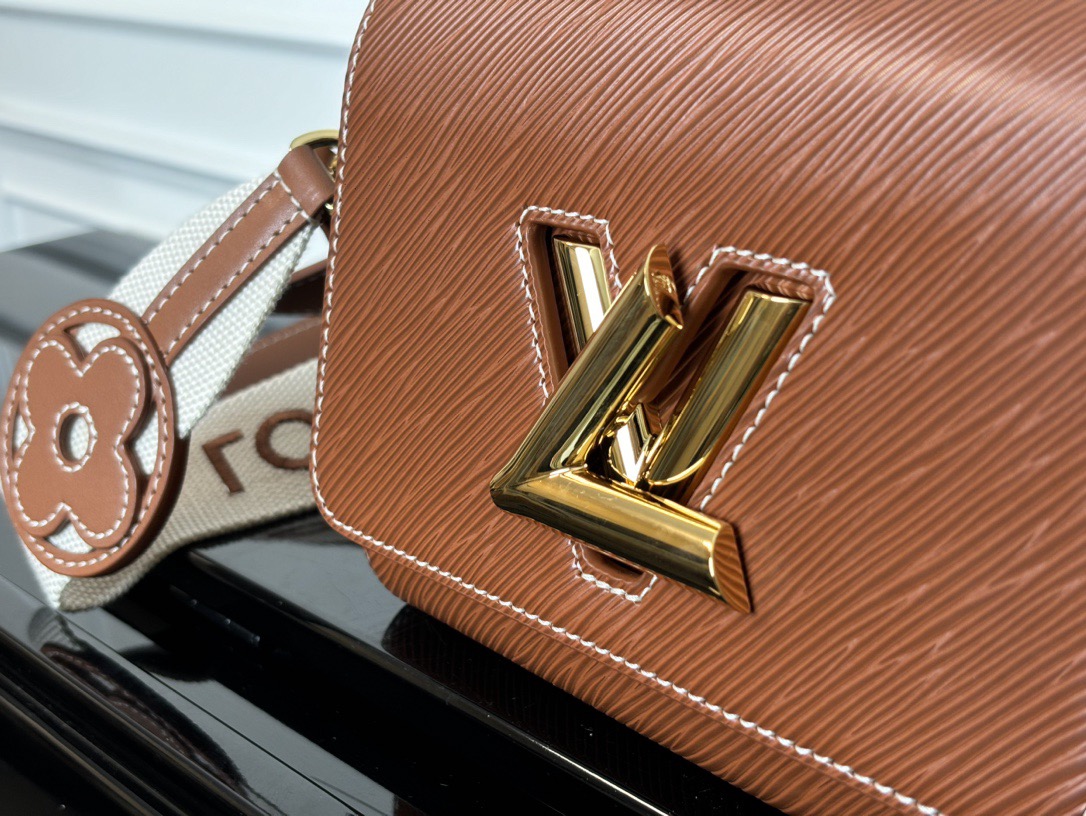 LV twist traveler M24758 19CM