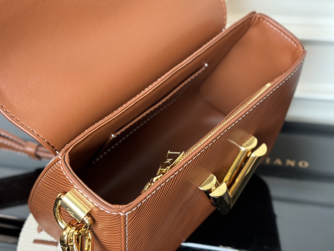 LV twist traveler M24758 19CM