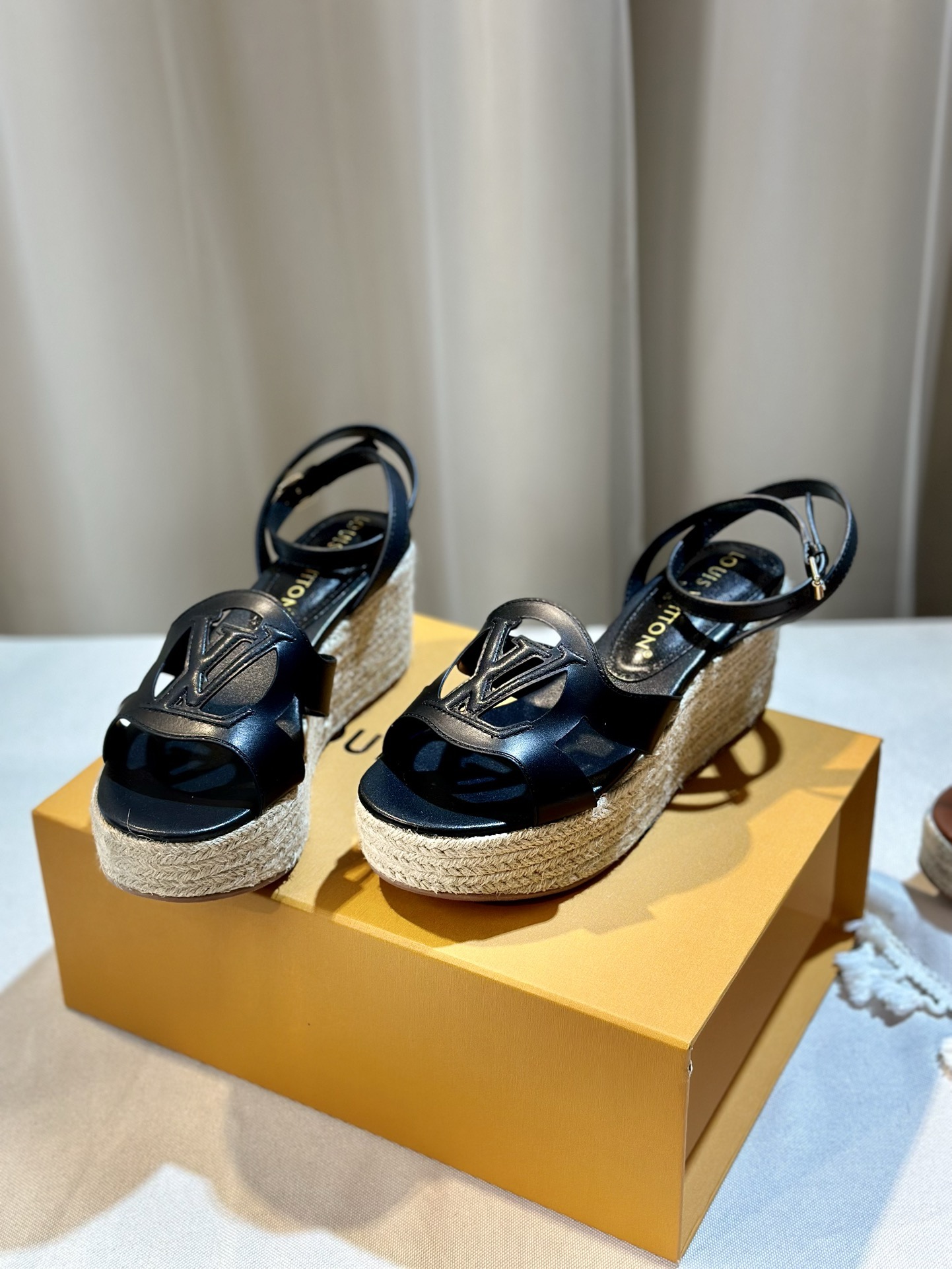LV Isola Wedge Sandle 6.5CM