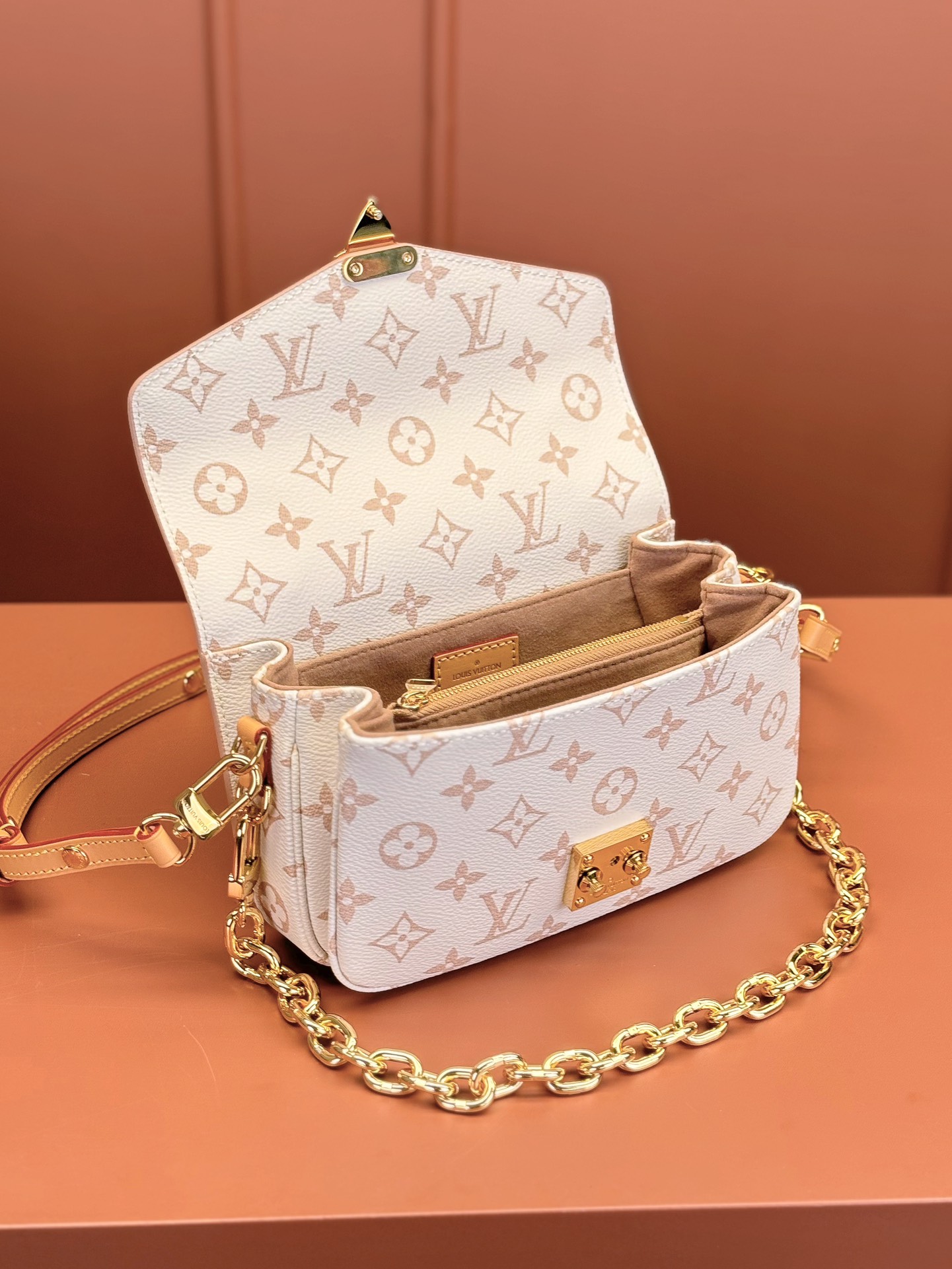 LV Pochette metis east west 21.5*13.5*6CM