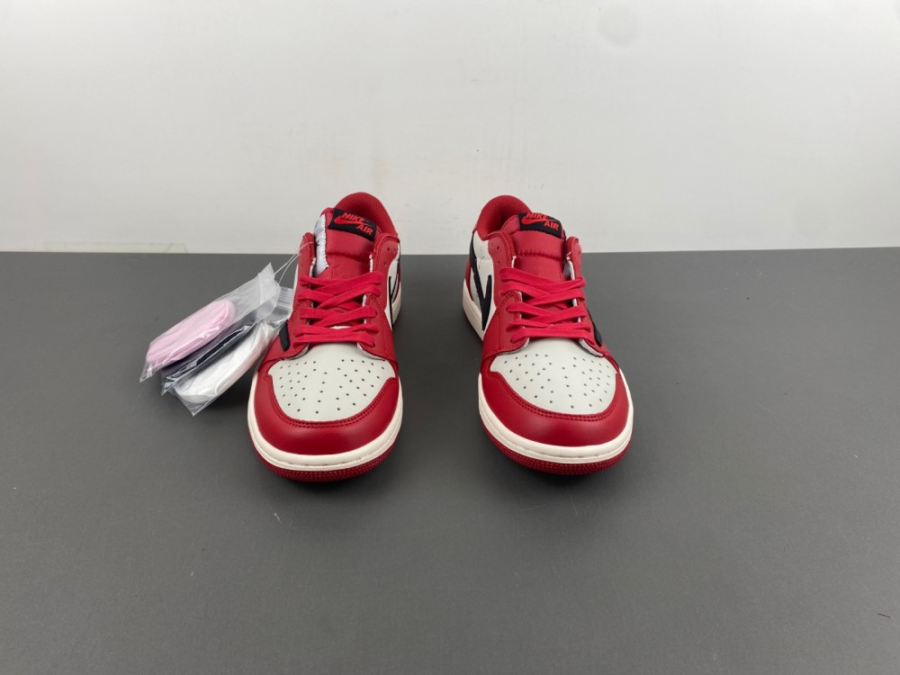 Travis Scott x Air Jordan 1 Chicago DZ4137-700