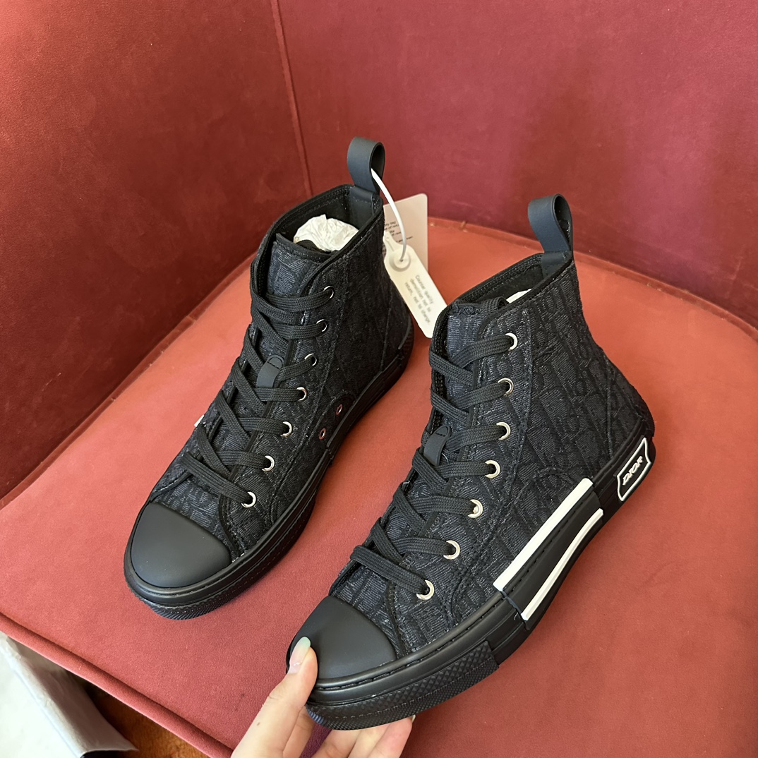 D*or sneaker 2024101806