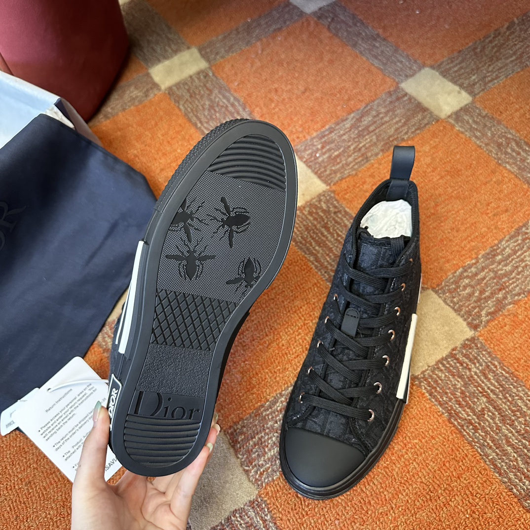 D*or sneaker 2024101806