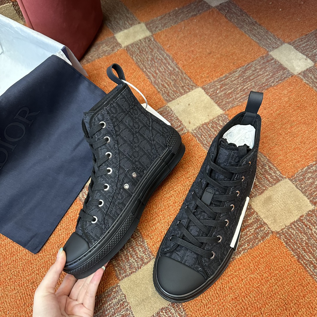 D*or sneaker 2024101806