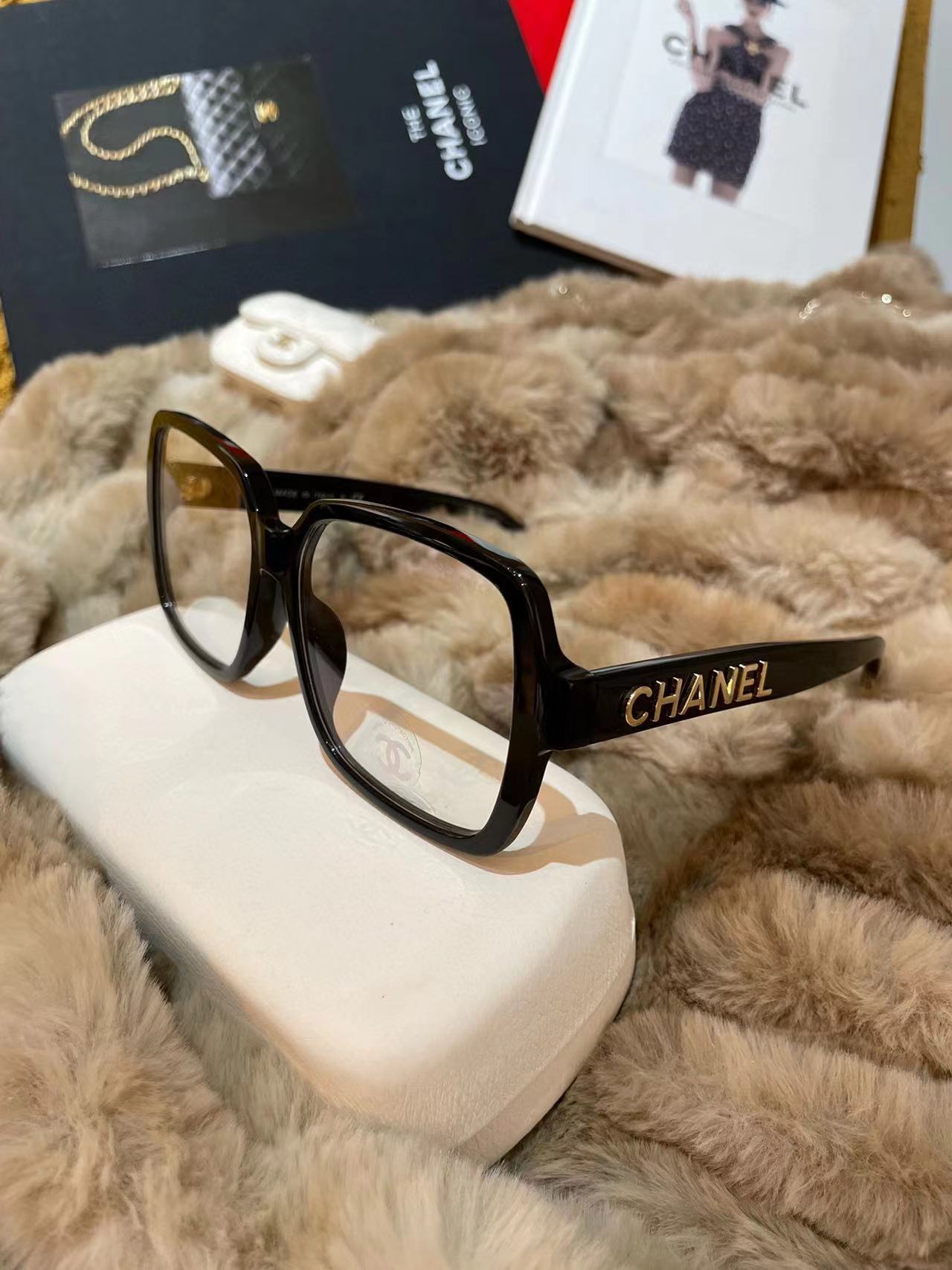 Ch*el glasses 2024111401