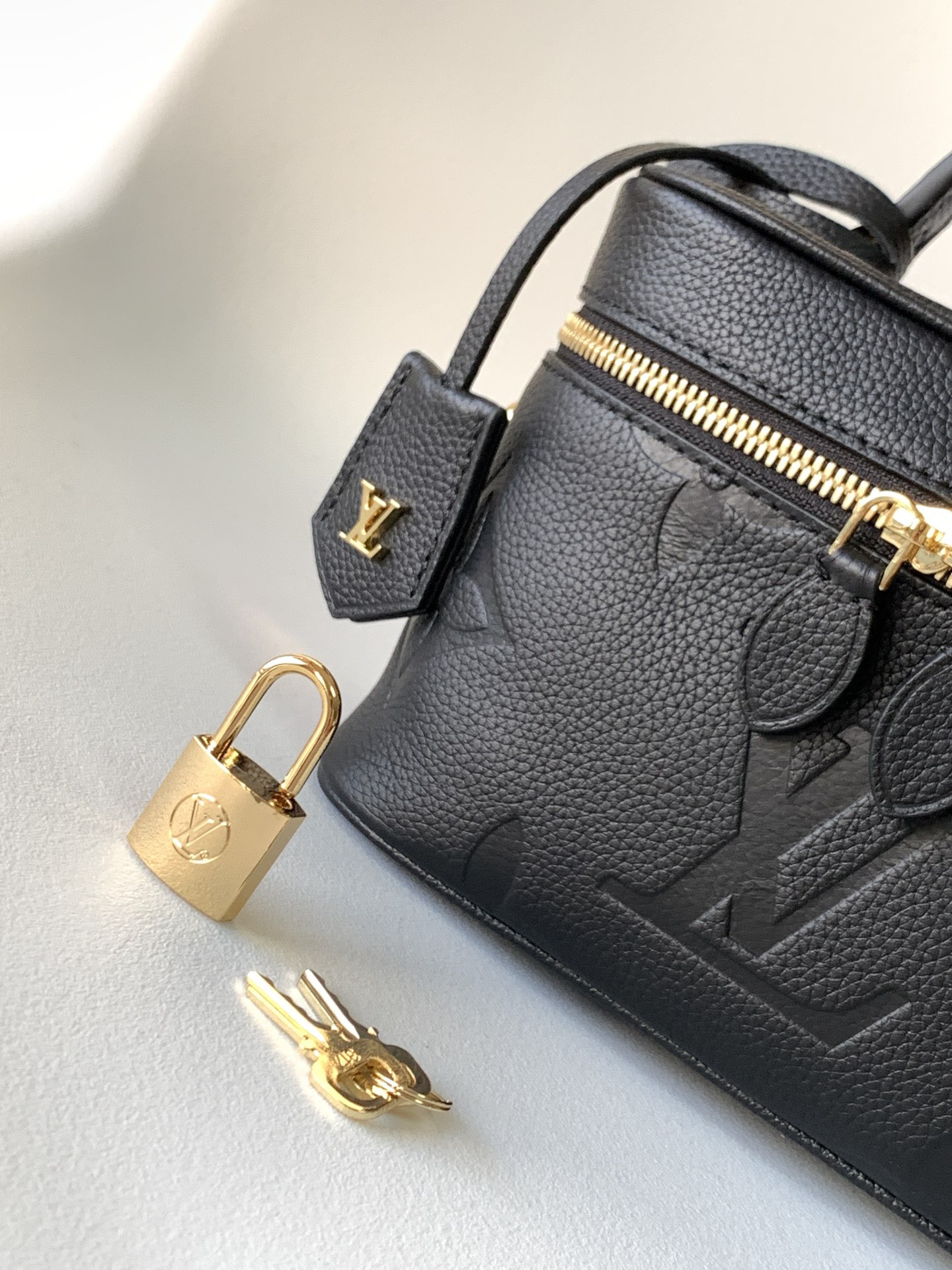 lv l**is V*t*n vanity bag pm black leather 19*13*11cm