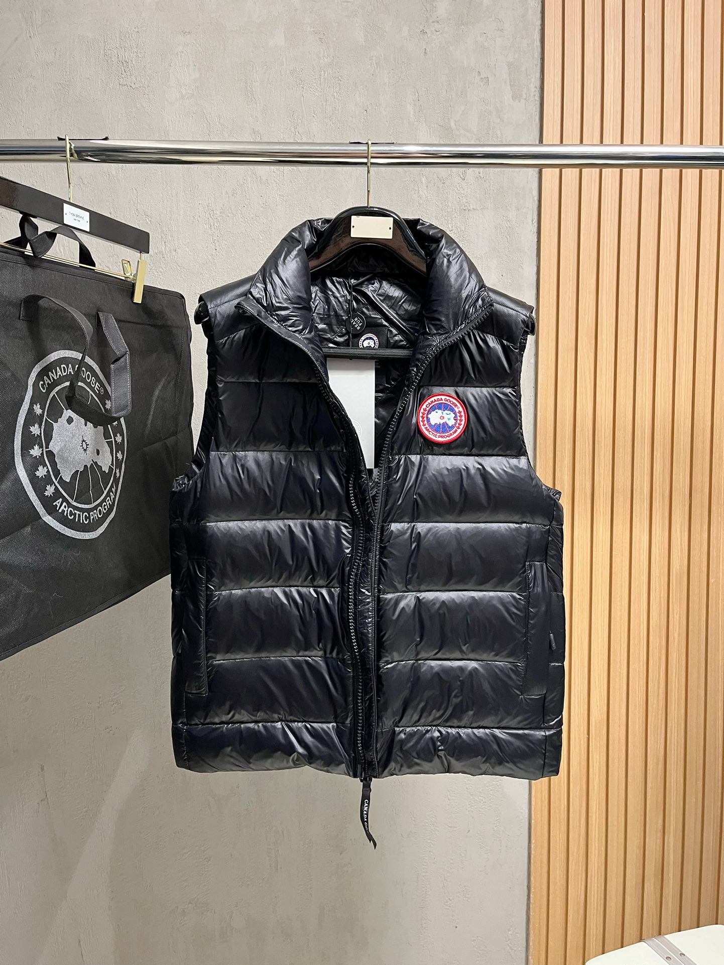 Can*a Go*e vest 2024112202