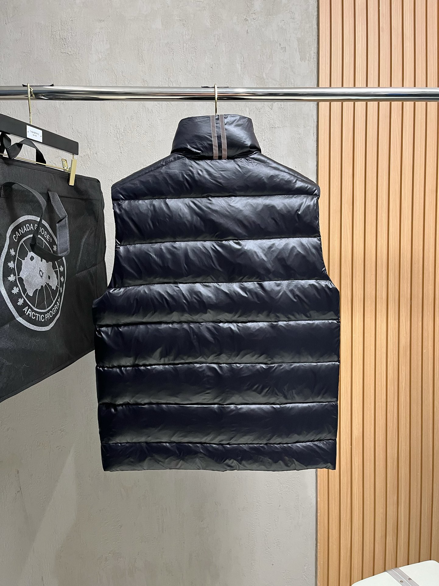 Can*a Go*e vest 2024112202