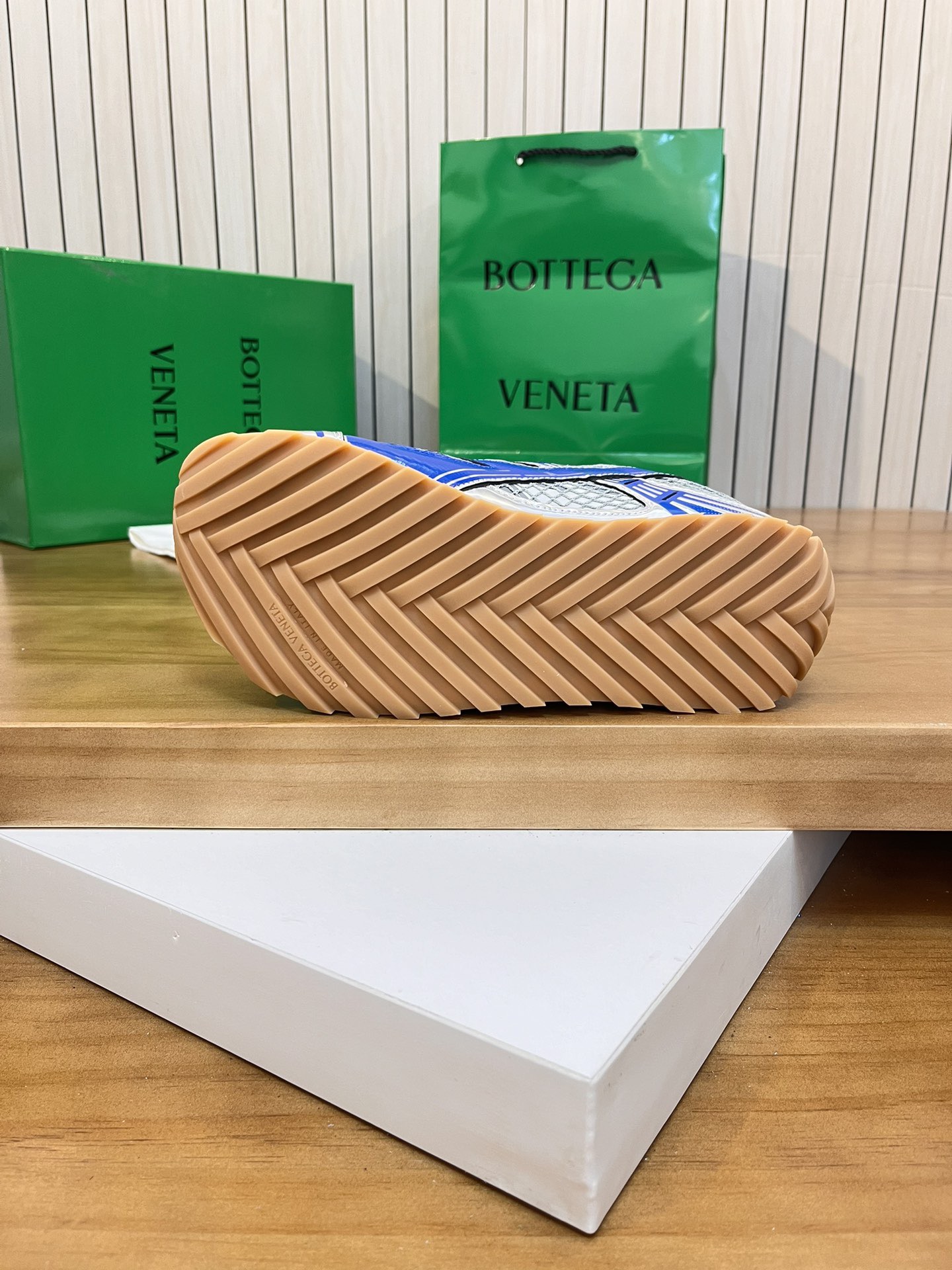 bo*te*ga Ve*ne*ta bv sneaker 2024112501