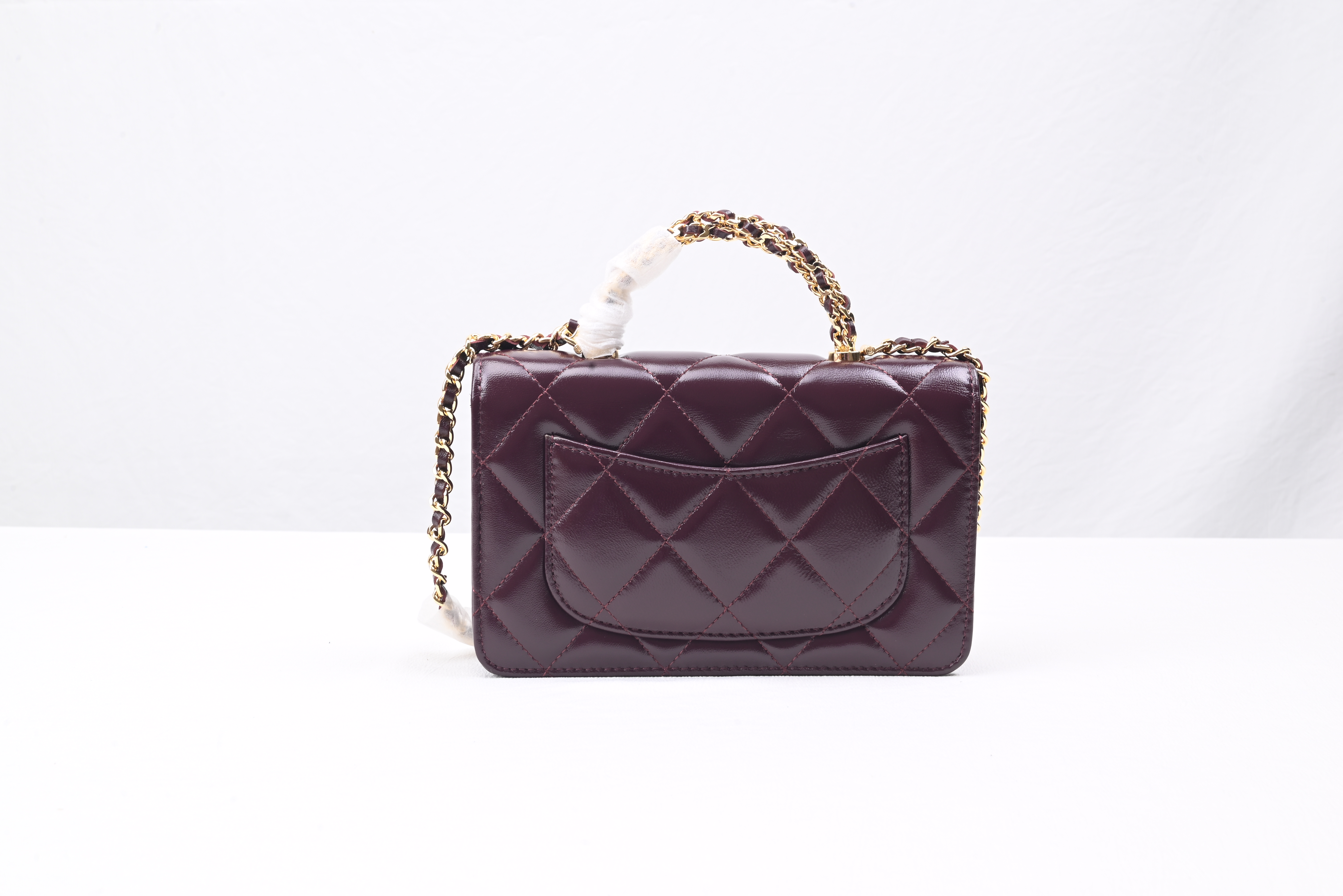 Ch*el 24b woc in shiny leather 19cm 2024112602