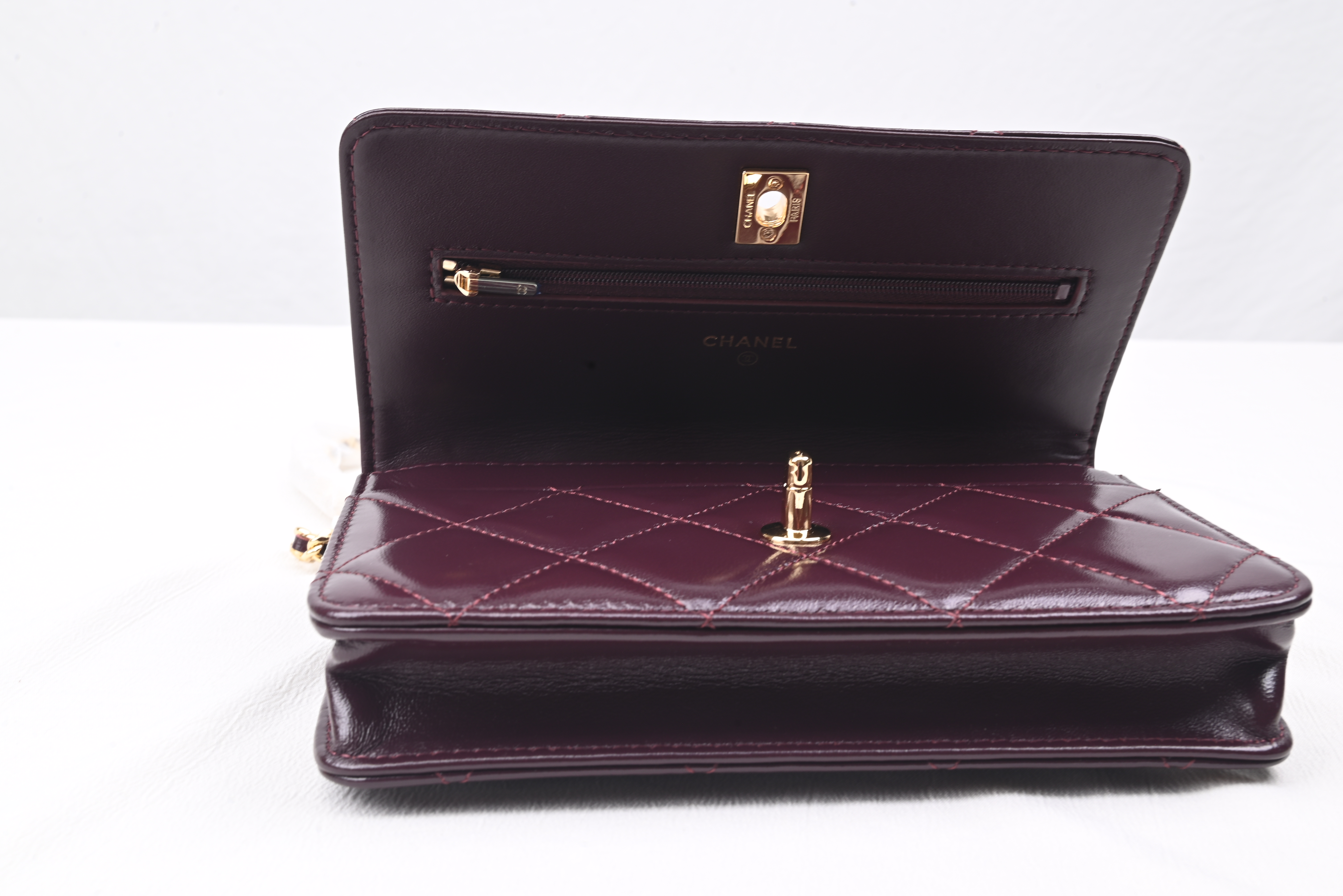 Ch*el 24b woc in shiny leather 19cm 2024112602