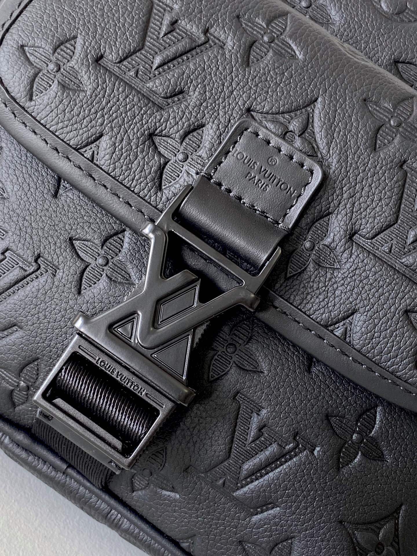 LV Monogram Shadow Getaway 19CM