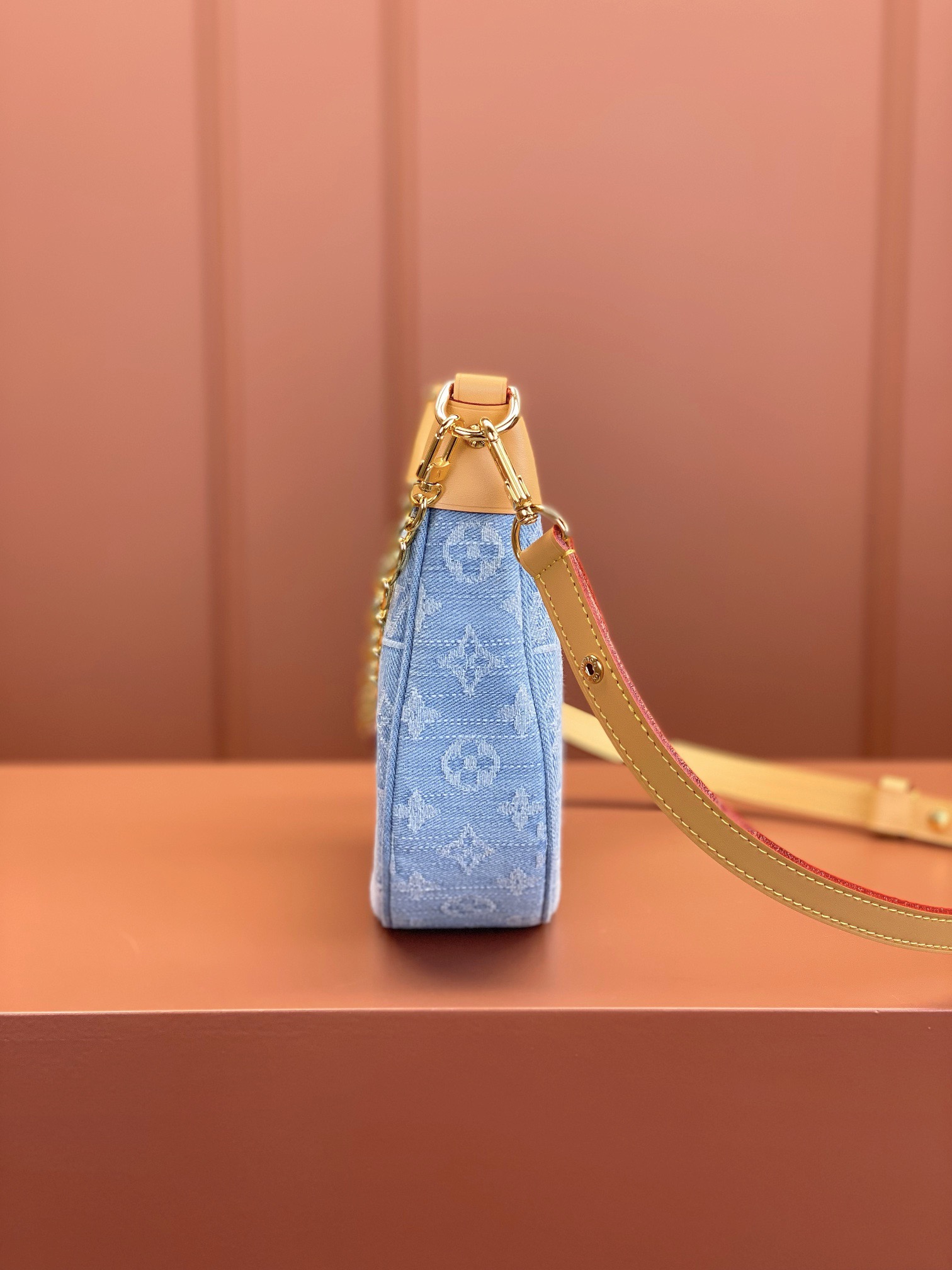 lv l**is V*t*n loop sky blue denim 23*13*6cm