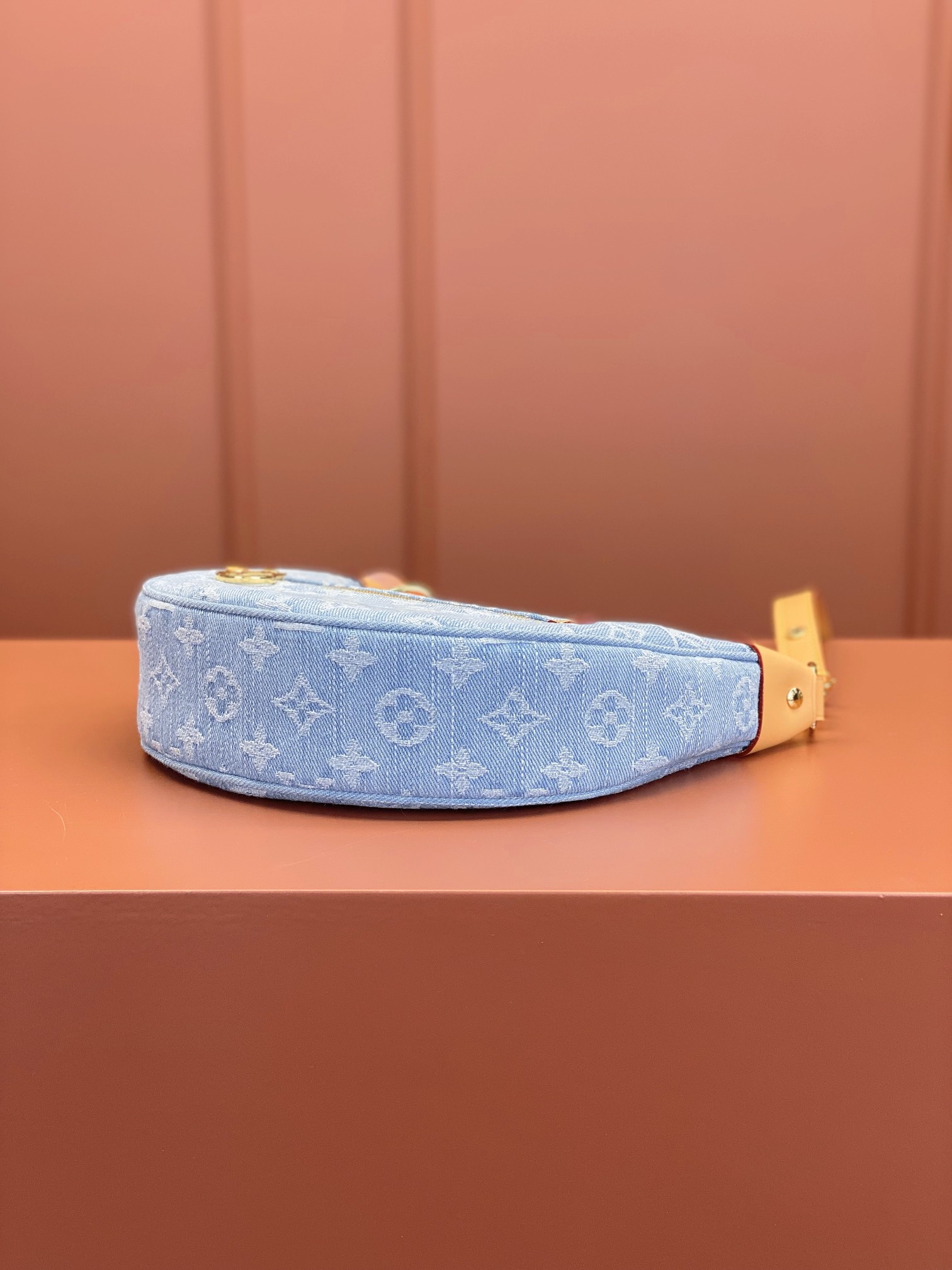 lv l**is V*t*n loop sky blue denim 23*13*6cm