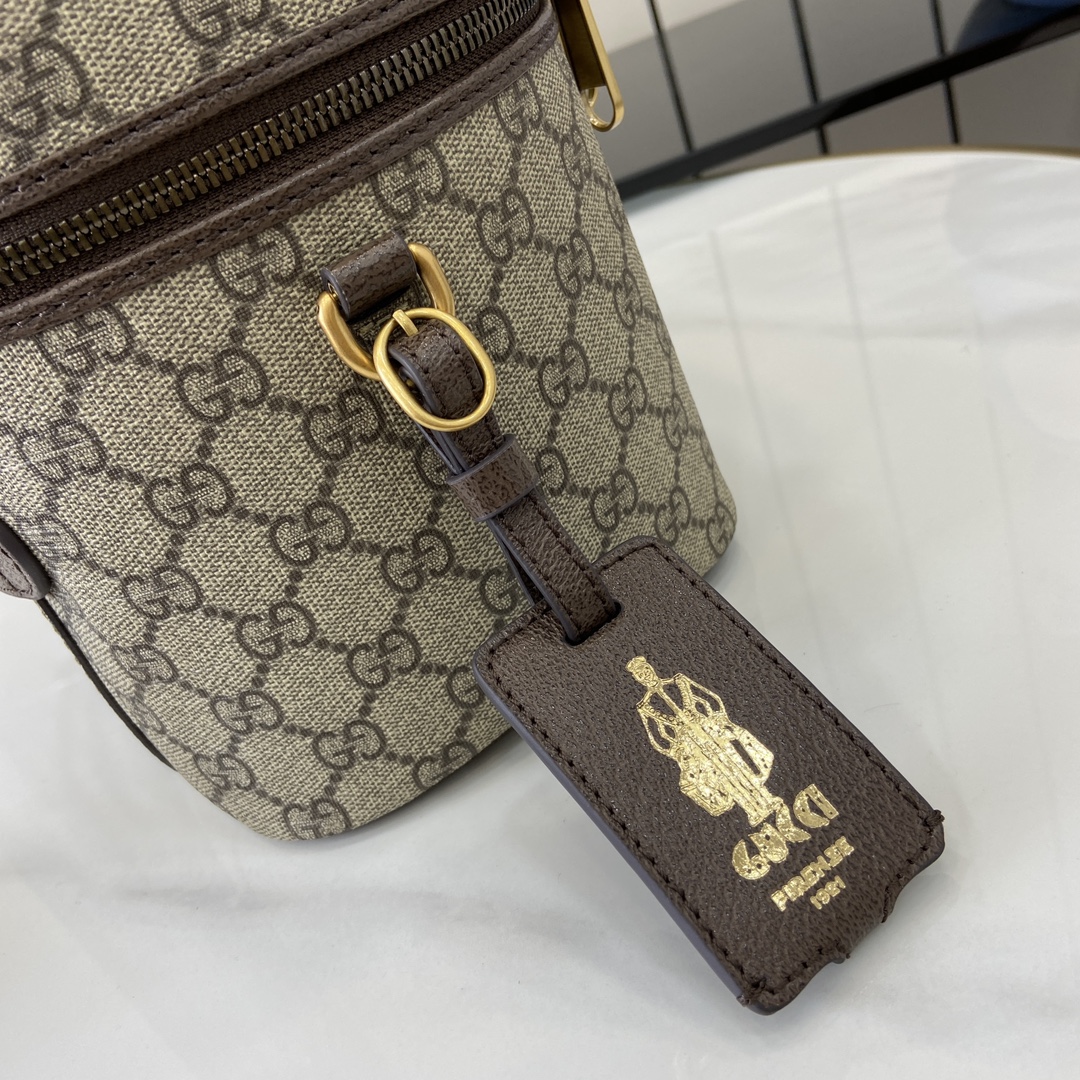 G*u*i porter medium travel bag 25x17.5x15cm