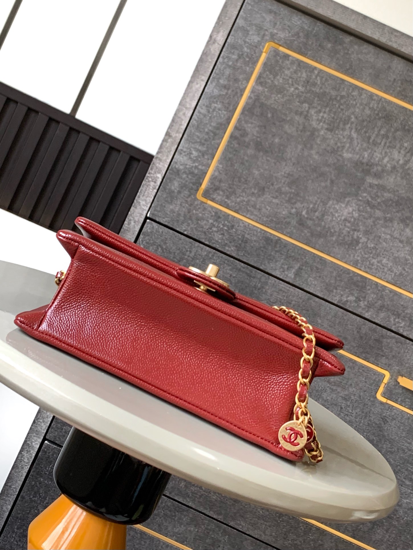 Ch*el small grained shiny calfskin & gold-tone metal flap bag 22cm 2024120601