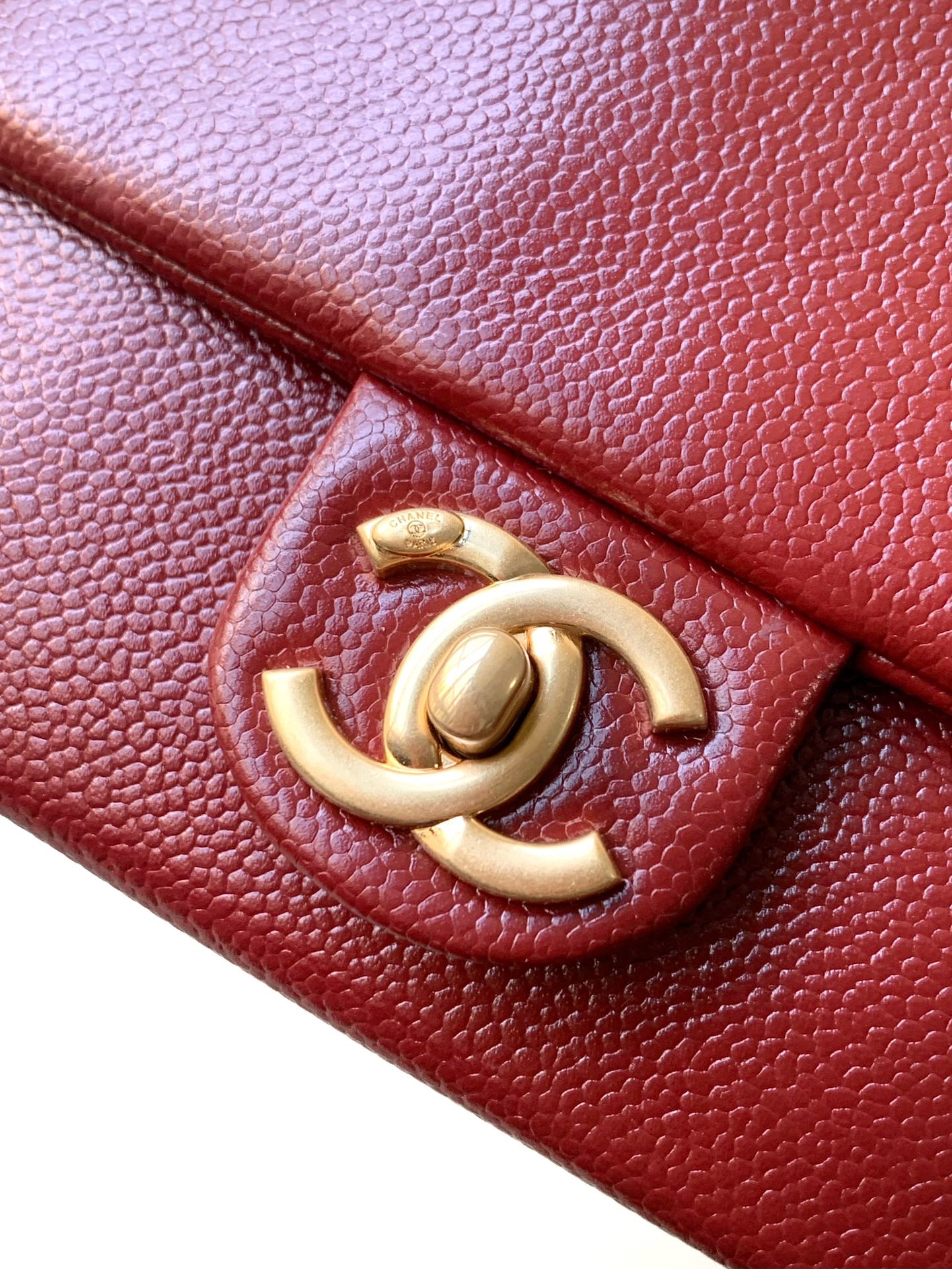 Ch*el small grained shiny calfskin & gold-tone metal flap bag 22cm 2024120601