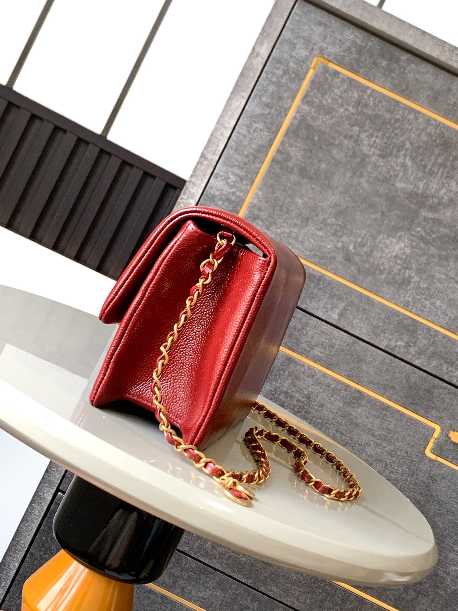 Ch*el small grained shiny calfskin & gold-tone metal flap bag 22cm 2024120601