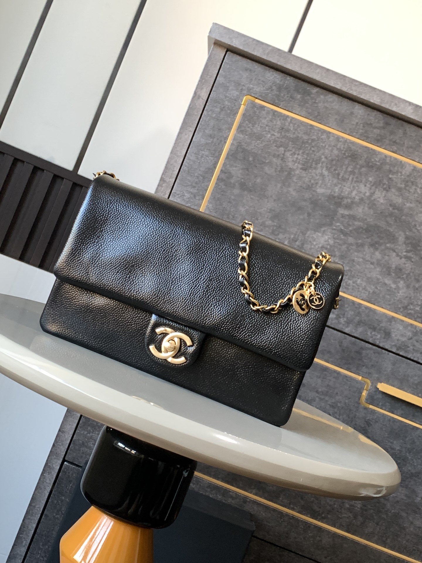 Ch*el small grained shiny calfskin & gold-tone metal flap bag 22cm 2024120602