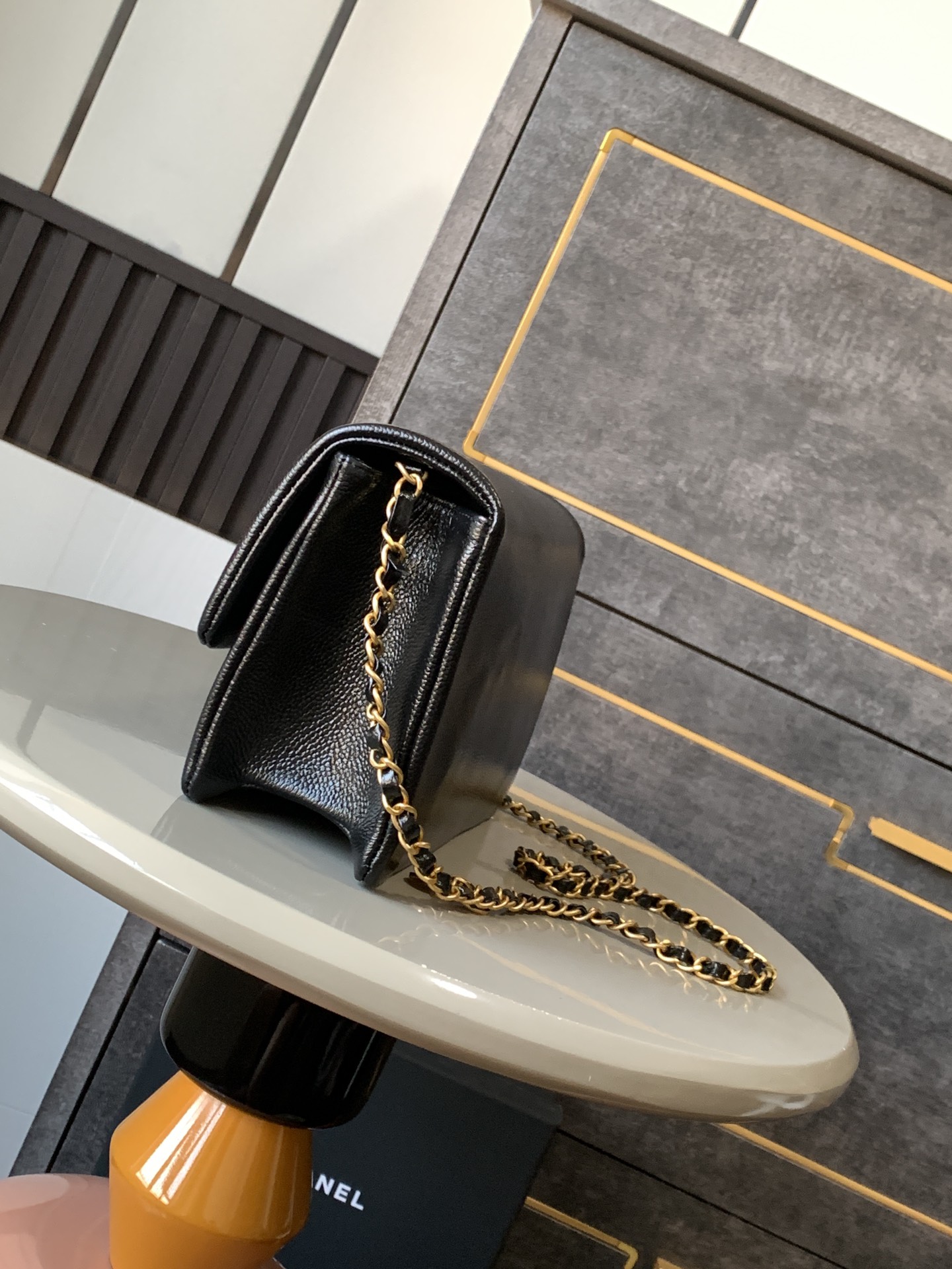 Ch*el small grained shiny calfskin & gold-tone metal flap bag 22cm 2024120602