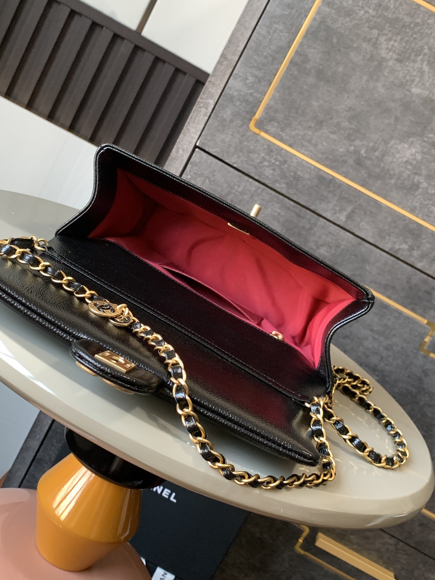 Ch*el small grained shiny calfskin & gold-tone metal flap bag 22cm 2024120602