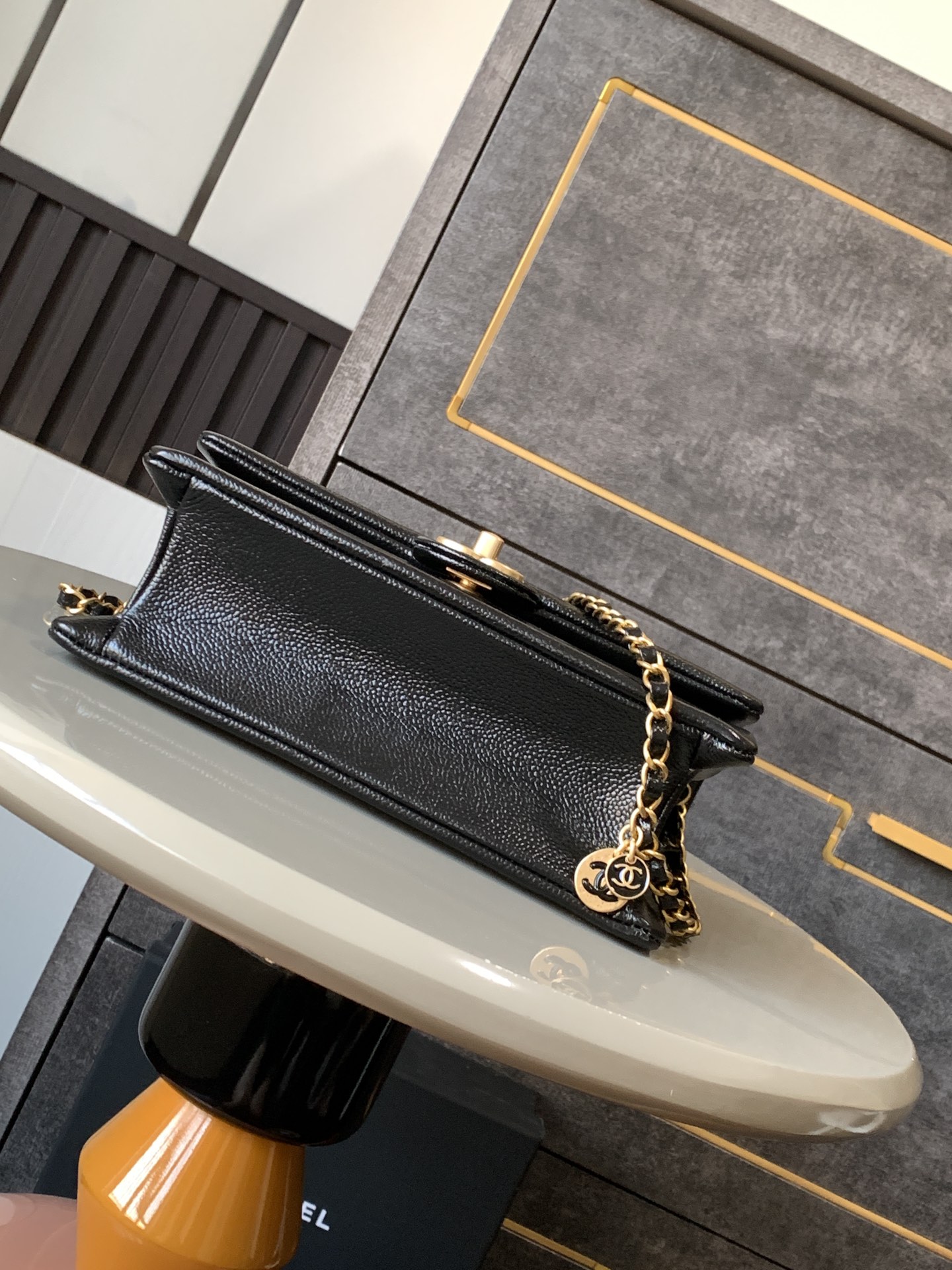 Ch*el small grained shiny calfskin & gold-tone metal flap bag 22cm 2024120602