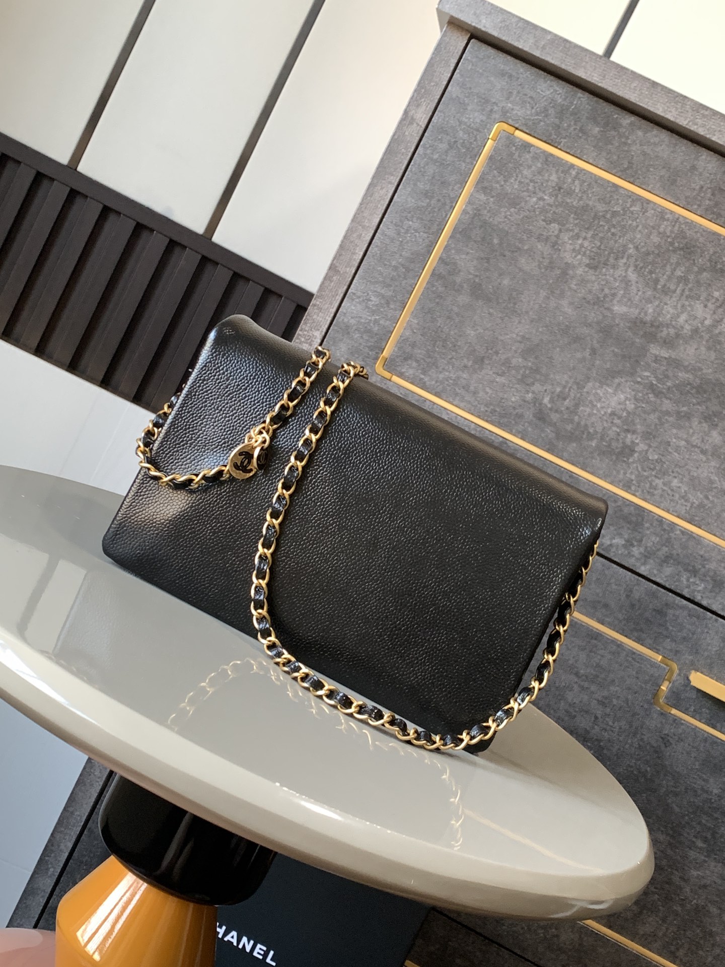 Ch*el small grained shiny calfskin & gold-tone metal flap bag 22cm 2024120602