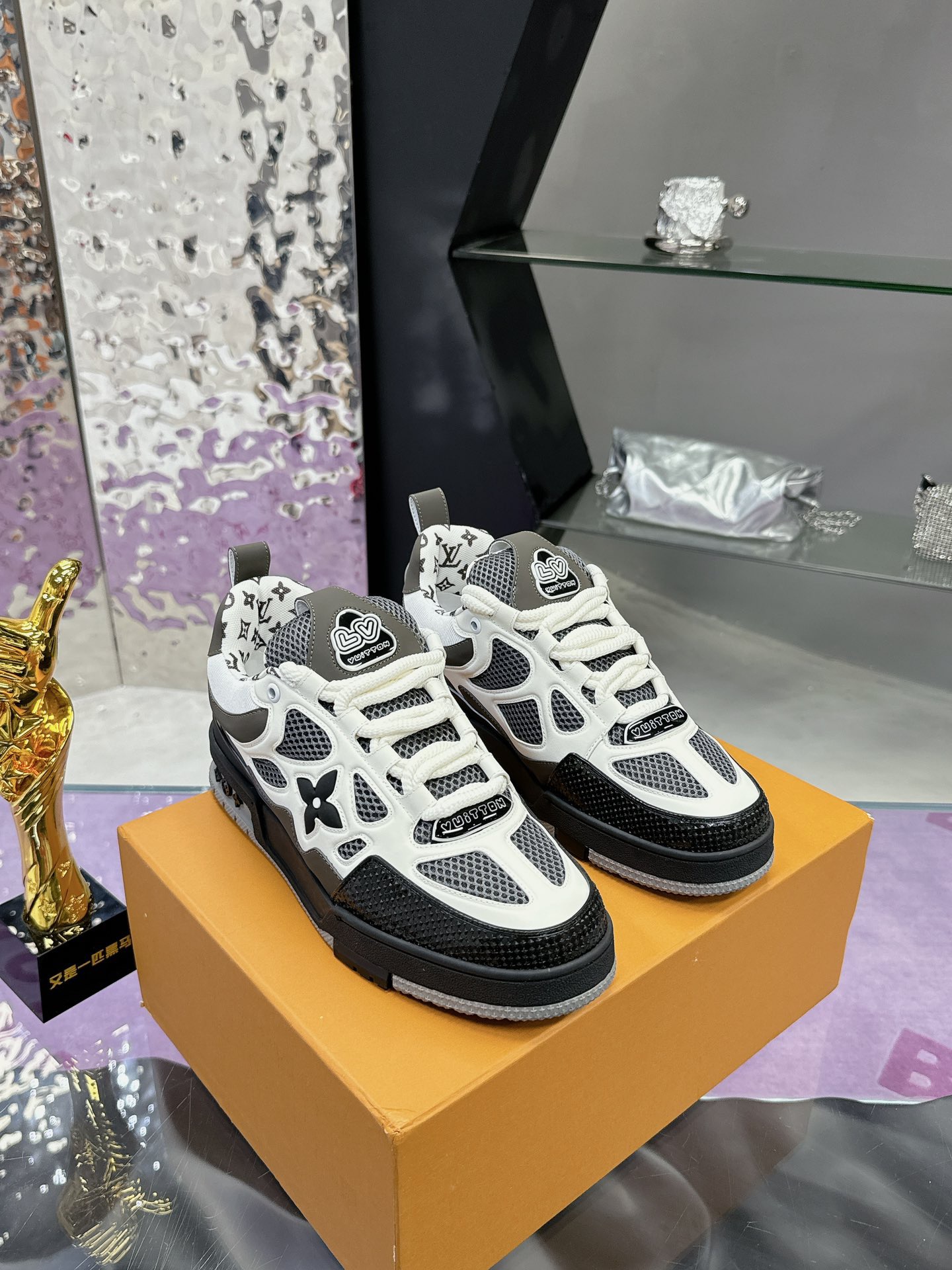 LV sneaker 2025010402