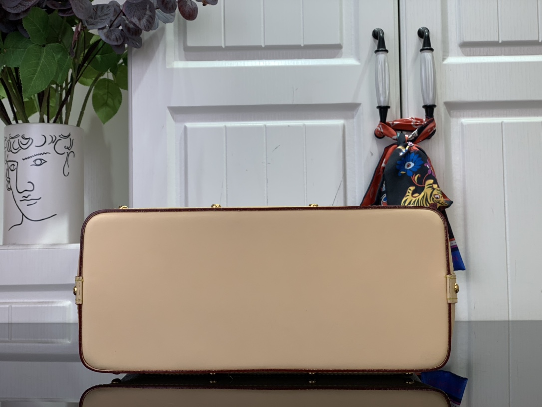 l**is V*t*n x takashi murakami cosmetic pouch gm white multicolored 27x18x9cm