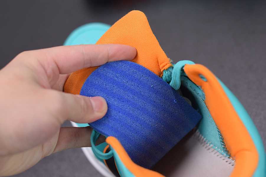 Undefeated x Nike Zoom KOBE 4 CQ3869-300